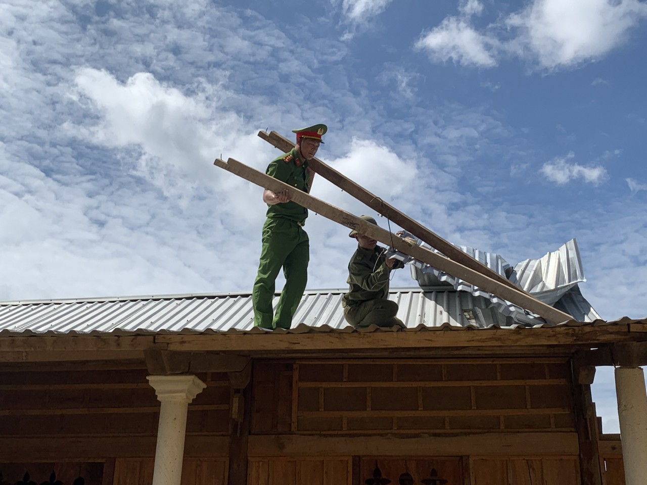 Thừa Thiên – Huế: Lực lượng vũ trang giúp dân lợp lại mái nhà sau giông lốc - Ảnh 2.