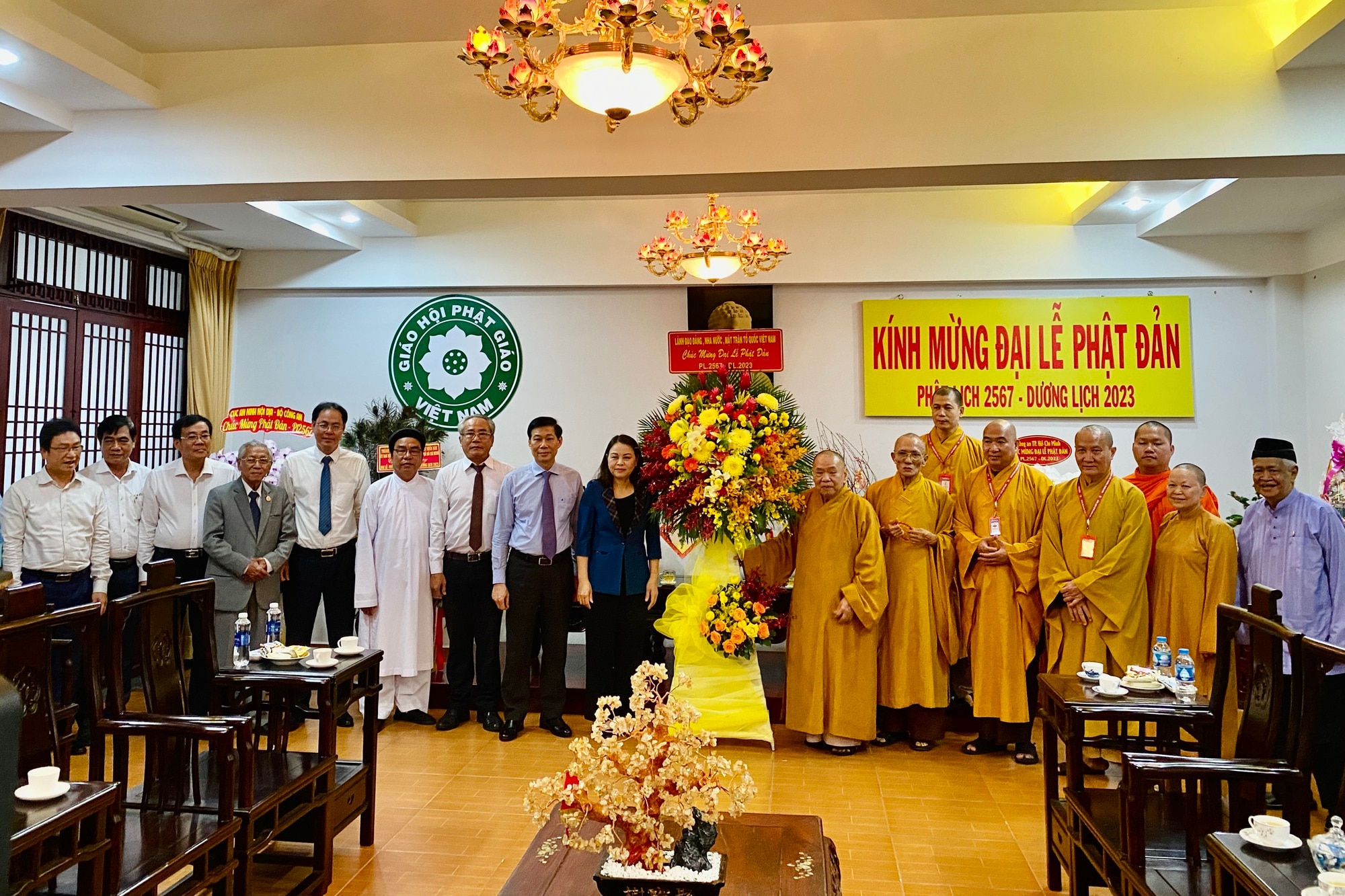 Lãnh đạo Ủy ban T.Ư MTTQ Việt Nam chúc mừng đại lễ Phật đản tại TP.HCM - Ảnh 2.