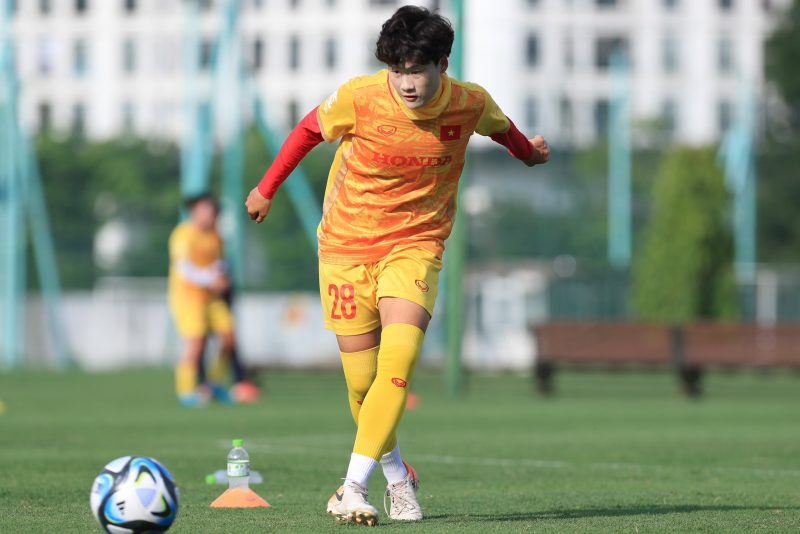 Tuyển nữ Việt Nam làm quen với trái bóng dành riêng cho World Cup nữ 2023 - Ảnh 4.