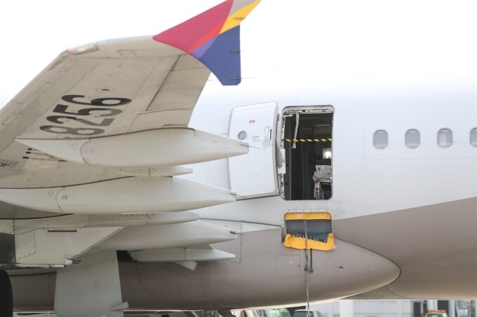 Phi cơ Airbus A321 của Asiana Airlines ở sân bay Daegu sau khi một hành khách mở cửa thoát hiểm trong lúc đang hạ cánh ngày 26/5. Ảnh: Yonhap