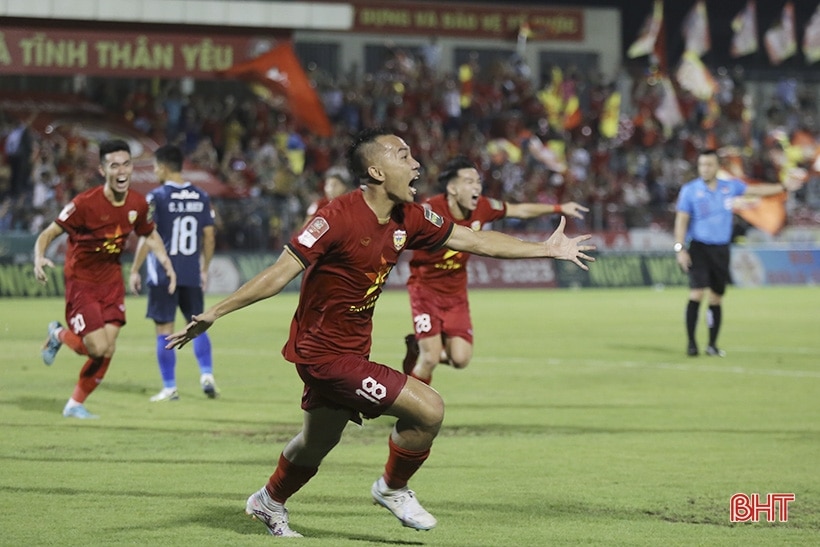 Cầu thủ CLB TP Hồ Chí Minh bật khóc sau trận thua ngược Hồng Lĩnh Hà Tĩnh