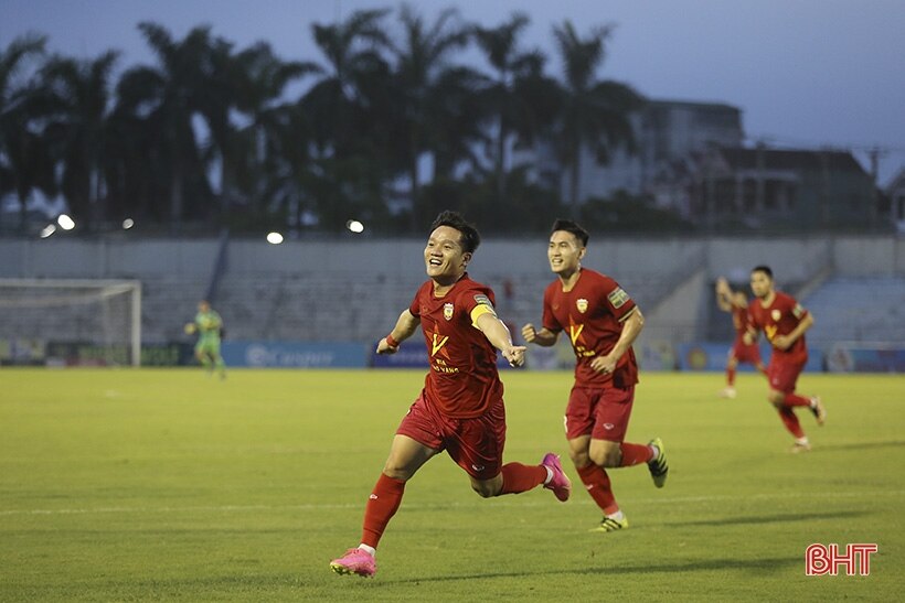 Cầu thủ CLB TP Hồ Chí Minh bật khóc sau trận thua ngược Hồng Lĩnh Hà Tĩnh