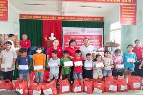Trao tặng 160 suất quà cho ngư dân, học sinh nghèo ở xã Hải An