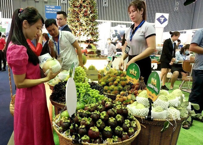 Trái cây Việt được giới thiệu tại hội chợ xuất khẩu hàng Việt Nam 2023. Ảnh: Thi Hà