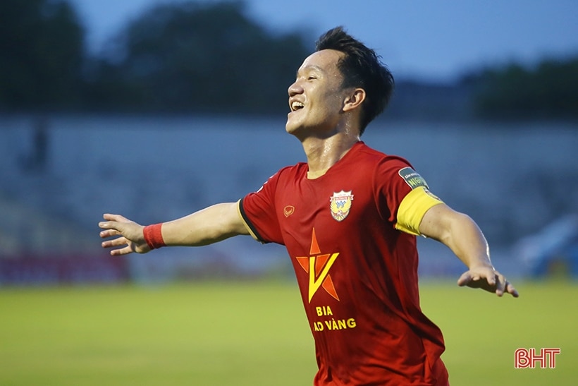 Hà Tĩnh ngược dòng kịch tính trước CLB TP Hồ Chí Minh trong trận cầu 7 bàn thắng