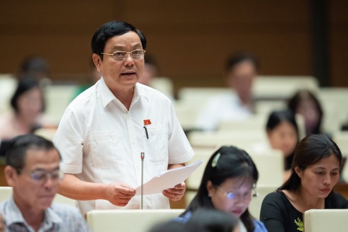 Ông Hoàng Đức Thắng, Phó trưởng đoàn chuyên trách Quảng Trị phát biểu tại phiên thảo luận kinh tế xã hội, ngày 31/5. Ảnh: Hoàng Phong
