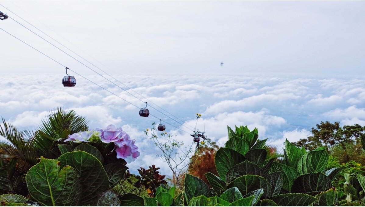 Núi Bà Đen lại đón mây 'đĩa bay' ngay trước Lễ mừng Phật Đản  - Ảnh 2.