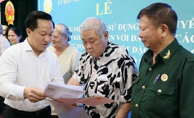 Chủ tịch UBND TP Thủ Đức Hoàng Tùng trao giấy chứng nhận cho người dân. Ảnh: Thanh Tuyền