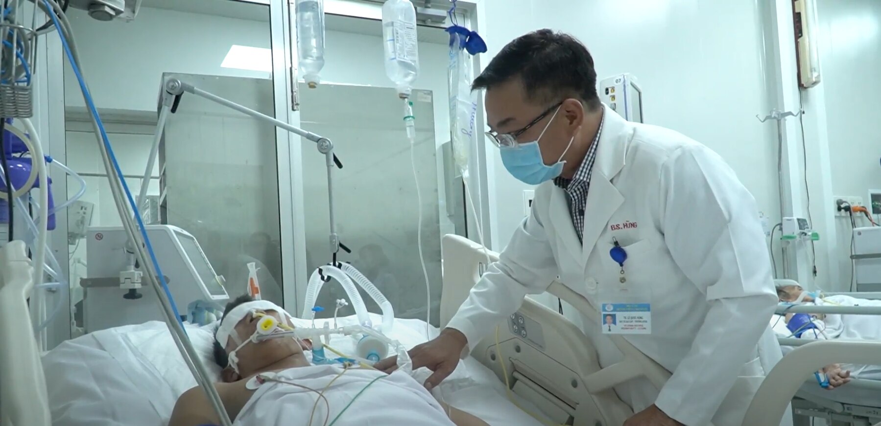 Vụ ngộ độc botulinum: Ba bệnh nhân bị liệt hoàn toàn, phải thở máy - Ảnh 1.