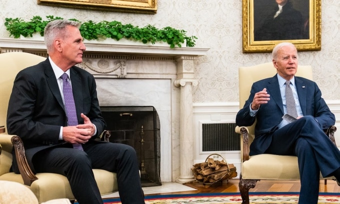 Tổng thống Mỹ Joe Biden (phải) và Chủ tịch Hạ viện Kevin McCarthy tại Nhà Trắng hôm 22/5. Ảnh: Washington Post