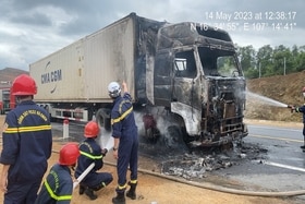 Ô tô đầu kéo tự bốc cháy trên cao tốc Cam Lộ - La Sơn