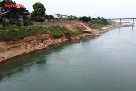 Nguy hiểm rình rập bên bờ sông Đà