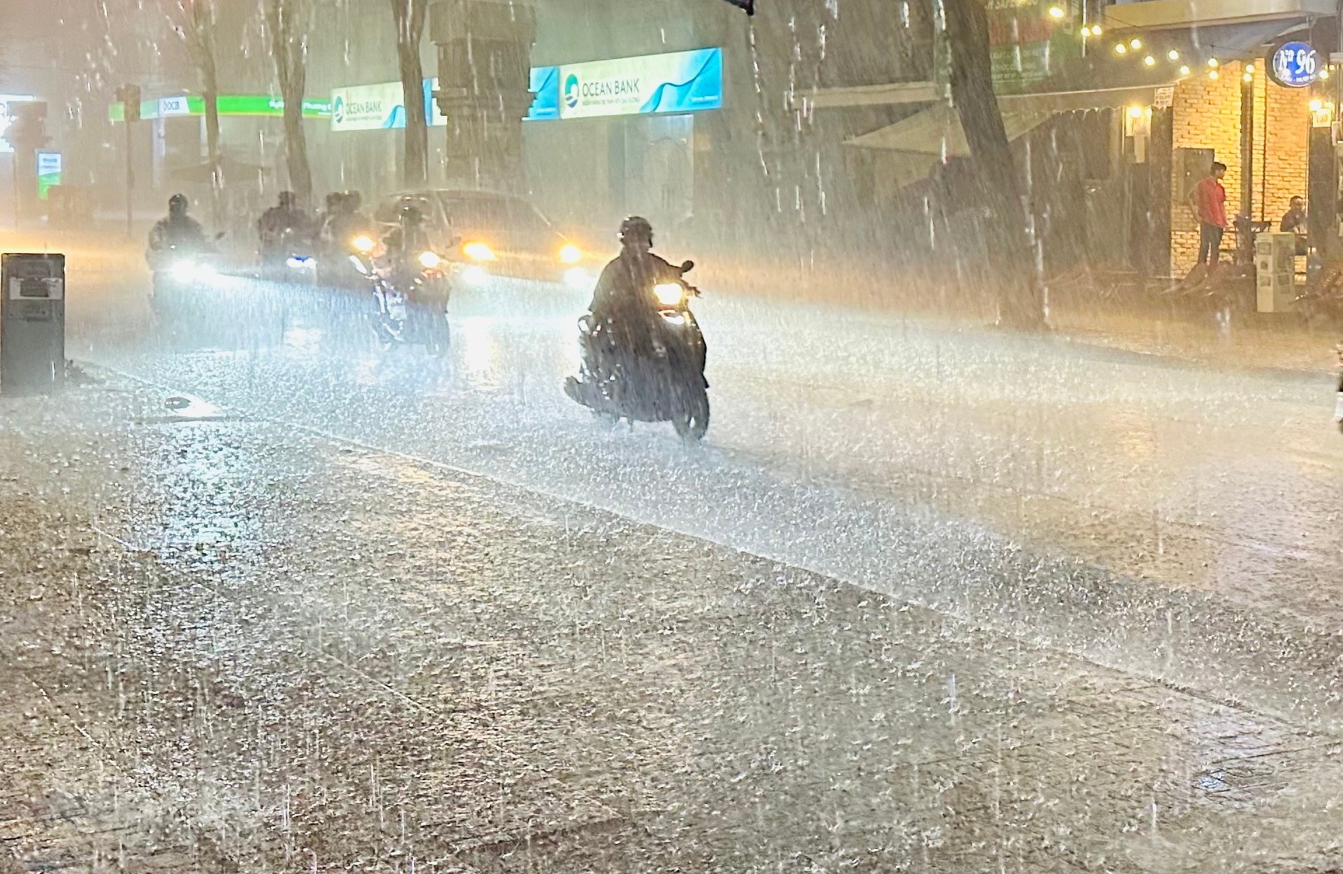 Ảnh hưởng siêu bão Mawar, nhiều nơi mưa to kéo dài - Ảnh 1.