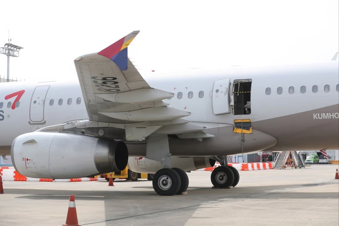 Sau sự cố hành khách tự ý mở cửa máy bay, hãng Asiana Airlines dừng bán vé ghế khẩn cấp. (Nguồn: AFP/Yonhap)