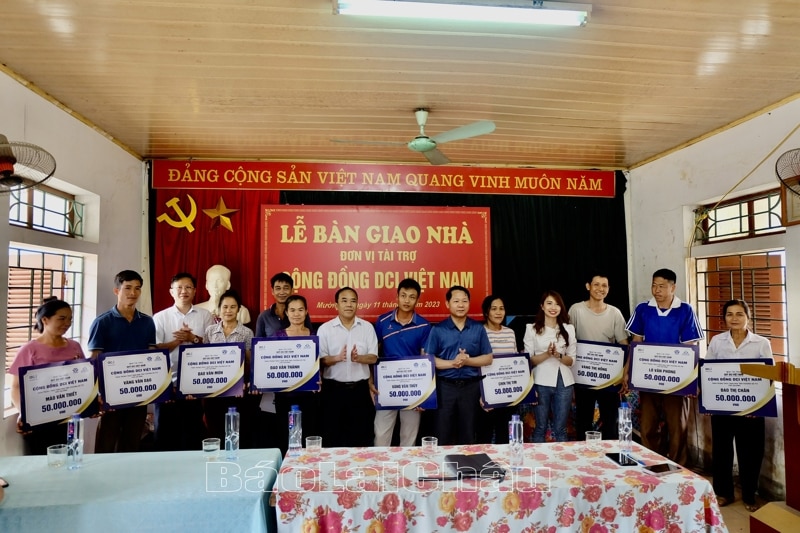 Lãnh đạo Báo Lai Châu, Huyện uỷ, UBND huyện Mường Tè trao ngôi mơ ước cho hộ nghèo thuộc khu phố 3.