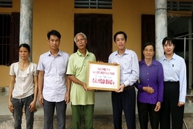 Trao 46 triệu đồng hỗ trợ gia đình anh Vũ Văn Công