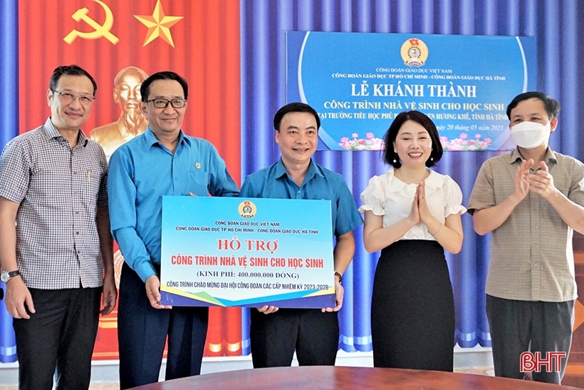 Bàn giao nhà vệ sinh trường học trị giá 400 triệu đồng ở Hương Khê