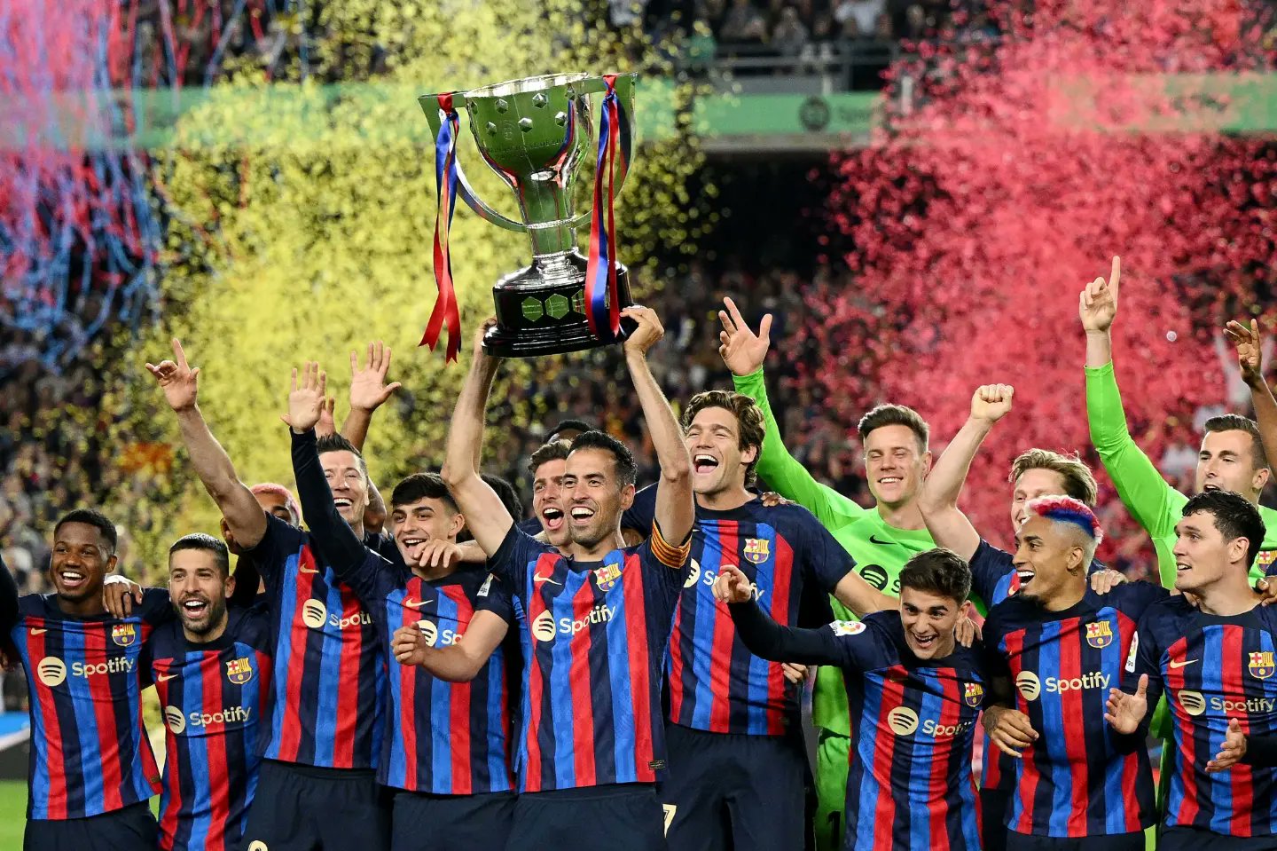 Barcelona bị đánh bại trong ngày nhận cúp vô địch La Liga - Ảnh 1.