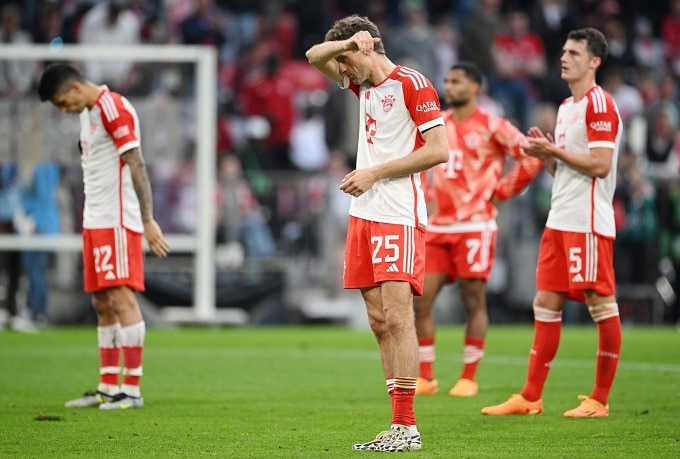 Cầu thủ Bayern thất vọng sau trận thua ngược Leipzig. Ảnh: AP