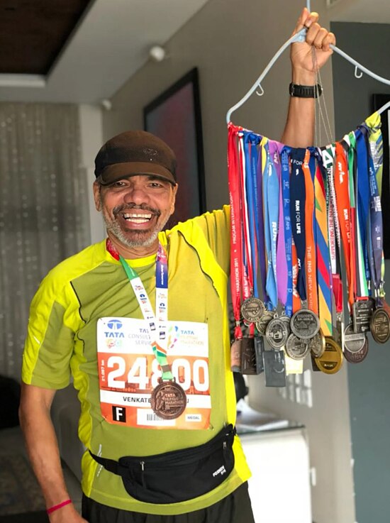 Venkatesh Prabhu và hơn 50 tấm huy chương từ các giải chạy marathon. Ảnh: Venkatesh Prabhu