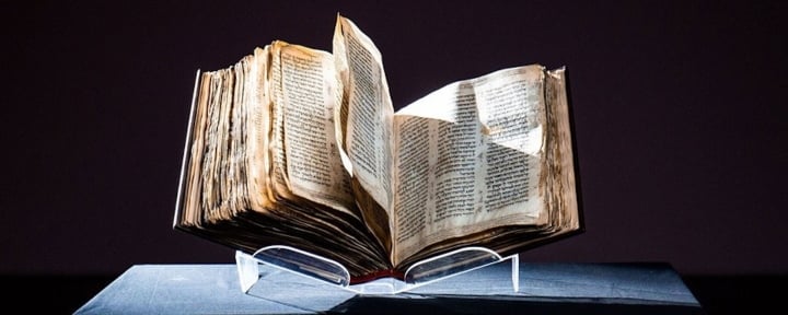 Bộ Kinh thánh Do Thái cổ xưa trở thành cuốn sách đắt nhất thế giới - 1