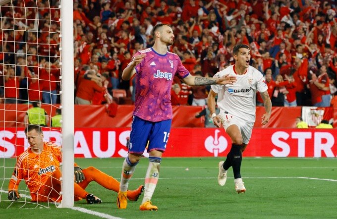 Juventus (áo hồng) nhận bàn thua từ cú đánh đầu của Lamela trong trận gặp Sevilla tối 18/5. Ảnh: Reuters
