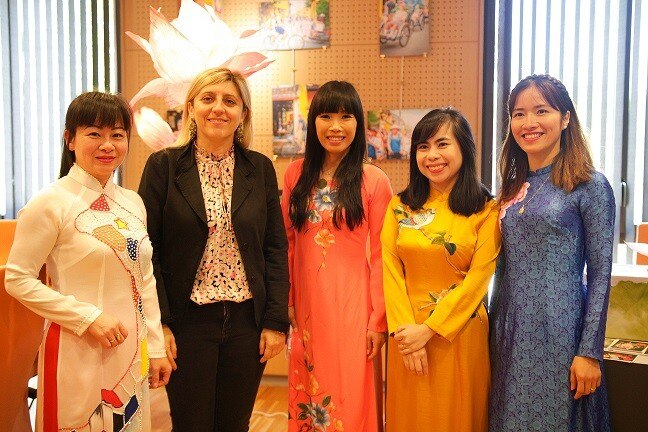 Câu chuyện về áo dài Việt được kể ấn tượng và xúc động tại Pháp