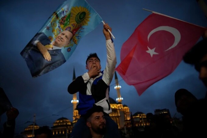 Người ủng hộ ông Erdogan ăn mừng tại thành phố Istanbul, Thổ Nhĩ Kỳ ngày 28/5. Ảnh: AP
