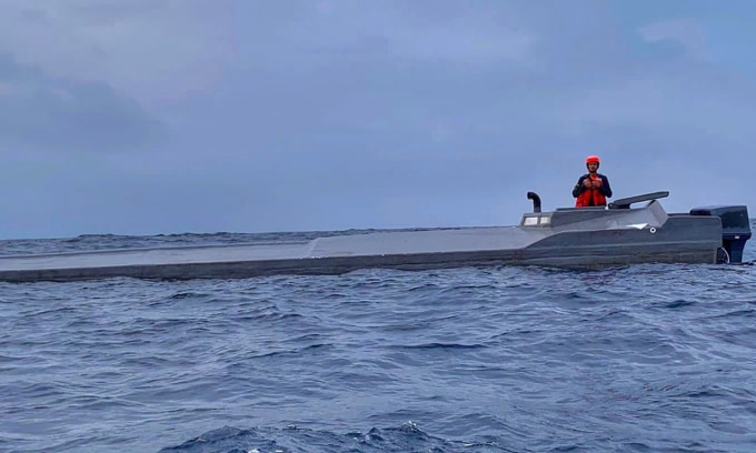 Soldados colombianos a bordo de un submarino de fabricación casera fueron capturados el 9 de mayo. Foto: AFP
