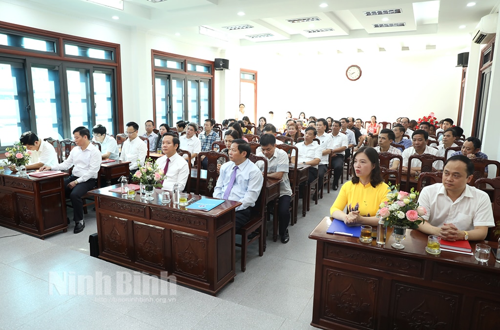 Công bố các Quyết định của UBND tỉnh về công tác cán bộ ngành Y tế Ninh Bình