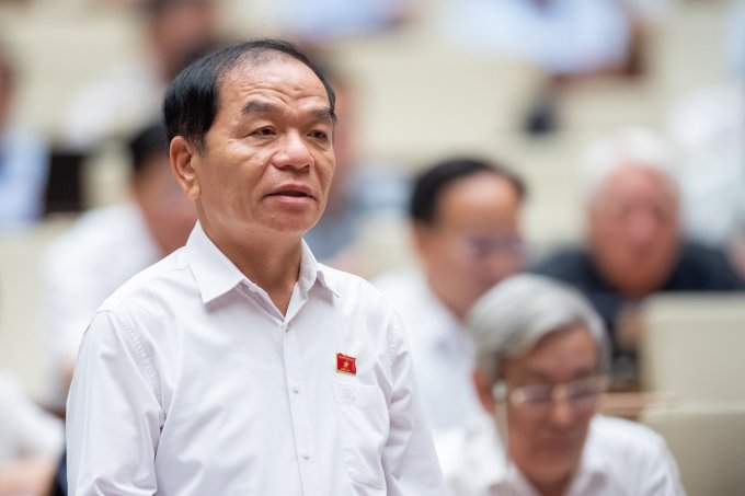 Đại biểu Lê Thanh Vân, thường trực Ủy ban Tài chính Ngân sách, phát biểu sáng 23/5. Ảnh: Media Quốc hội