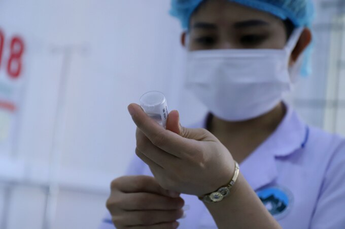 Nhân viên y tế tại Hà Tĩnh tiêm vaccine Covid-19 cho người dân, tháng 6/2021. Ảnh: Đức Hùng