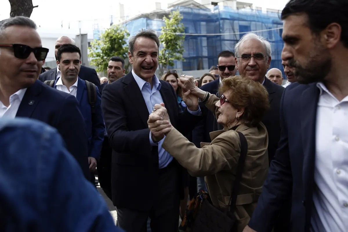 (05.22) Ông Kyriakos Mitsotakis ăn mừng cùng những người ủng hộ sau khi kết quả bầu cử Hy Lạp được công bố. (Nguồn: Reuters)