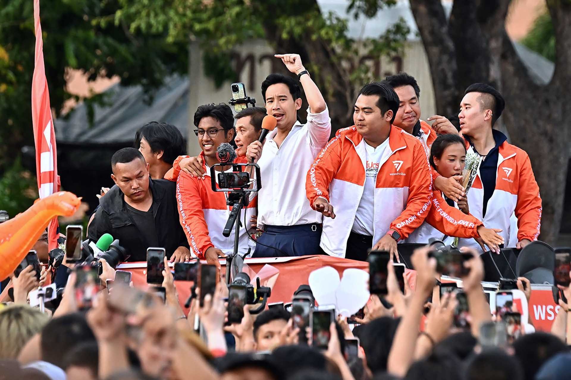 Lãnh đạo đảng MFP Pita Limjaroenrat (áo trắng) ăn mừng cùng người ủng hộ ngoài Tòa thị chính Bangkok, ngày 15/5. (Nguồn: AFP/Getty Images)