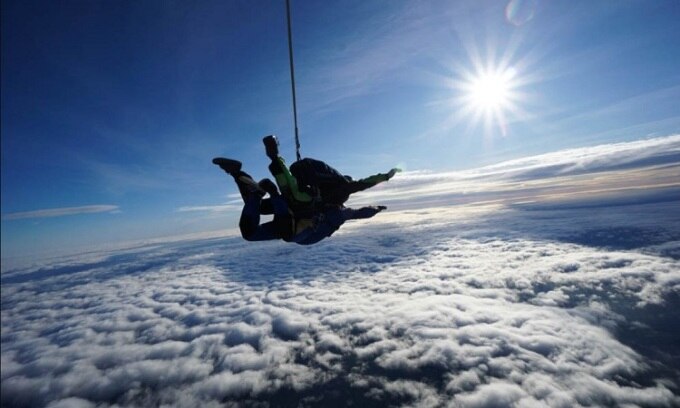 Trải nghiệm nhảy dù xuyên qua đám mây phụ thuộc vào từng loại mây. Ảnh: Skydive Langar