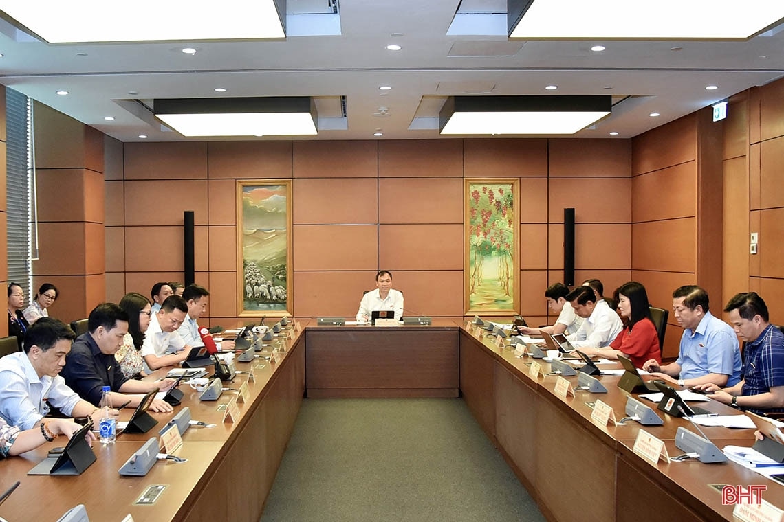 Đoàn ĐBQH Hà Tĩnh thảo luận tại tổ về 2 dự thảo nghị quyết của Quốc hội