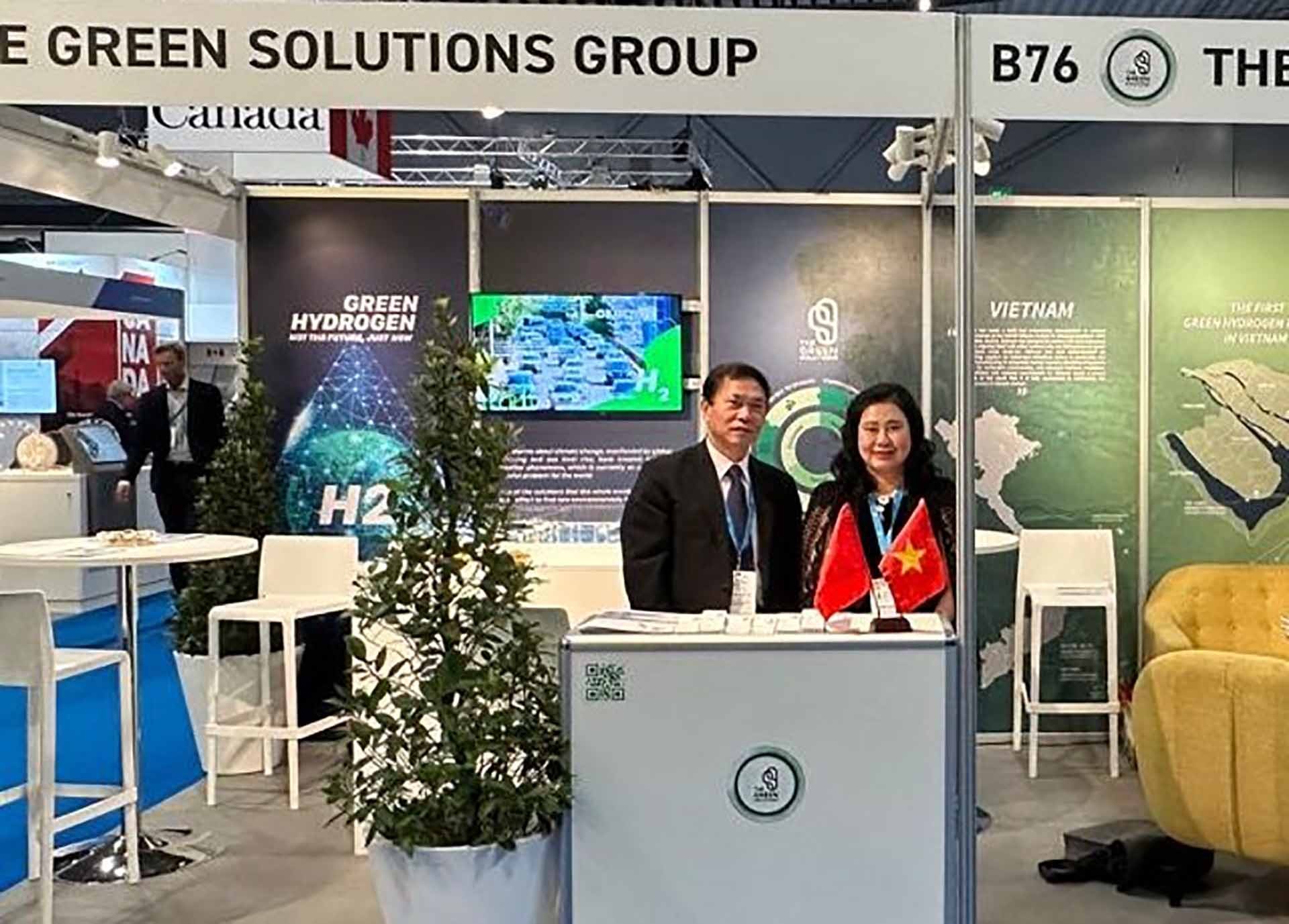 Đại sứ Phạm Việt Anh thăm gian hàng của Tập đoàn The Green Solutions Group (TGS). 