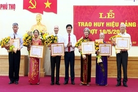 Thị ủy Phú Thọ trao Huy hiệu 60 năm tuổi Đảng cho 12 đảng viên
