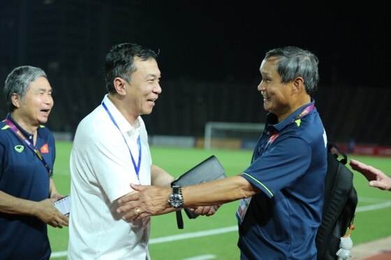 Chủ tịch VFF Trần Quốc Tuấn xuống sân chúc mừng HLV Mai Đức Chung sau trận đấu. Ảnh: ANH KHOA