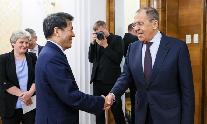 Ngoại trưởng Nga Sergey Lavrov bắt tay đặc phái viên Trung Quốc Lý Huy trước cuộc gặp tại thủ đô Moskva ngày 26/5. Ảnh: BNG Nga