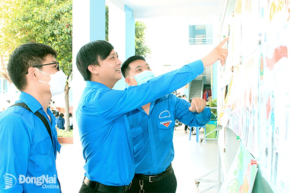 Bí thư Đoàn Thanh niên xã Long Thọ (H.Nhơn Trạch) Nguyễn Viết Tường (giữa) trao đổi nghiệp vụ công tác Đoàn với đồng nghiệp