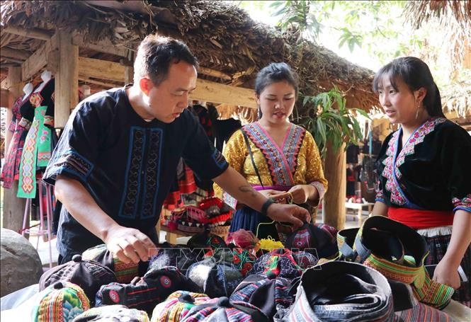 Gương điển hình giúp đỡ dân làng làm du lịch ở Lai Châu