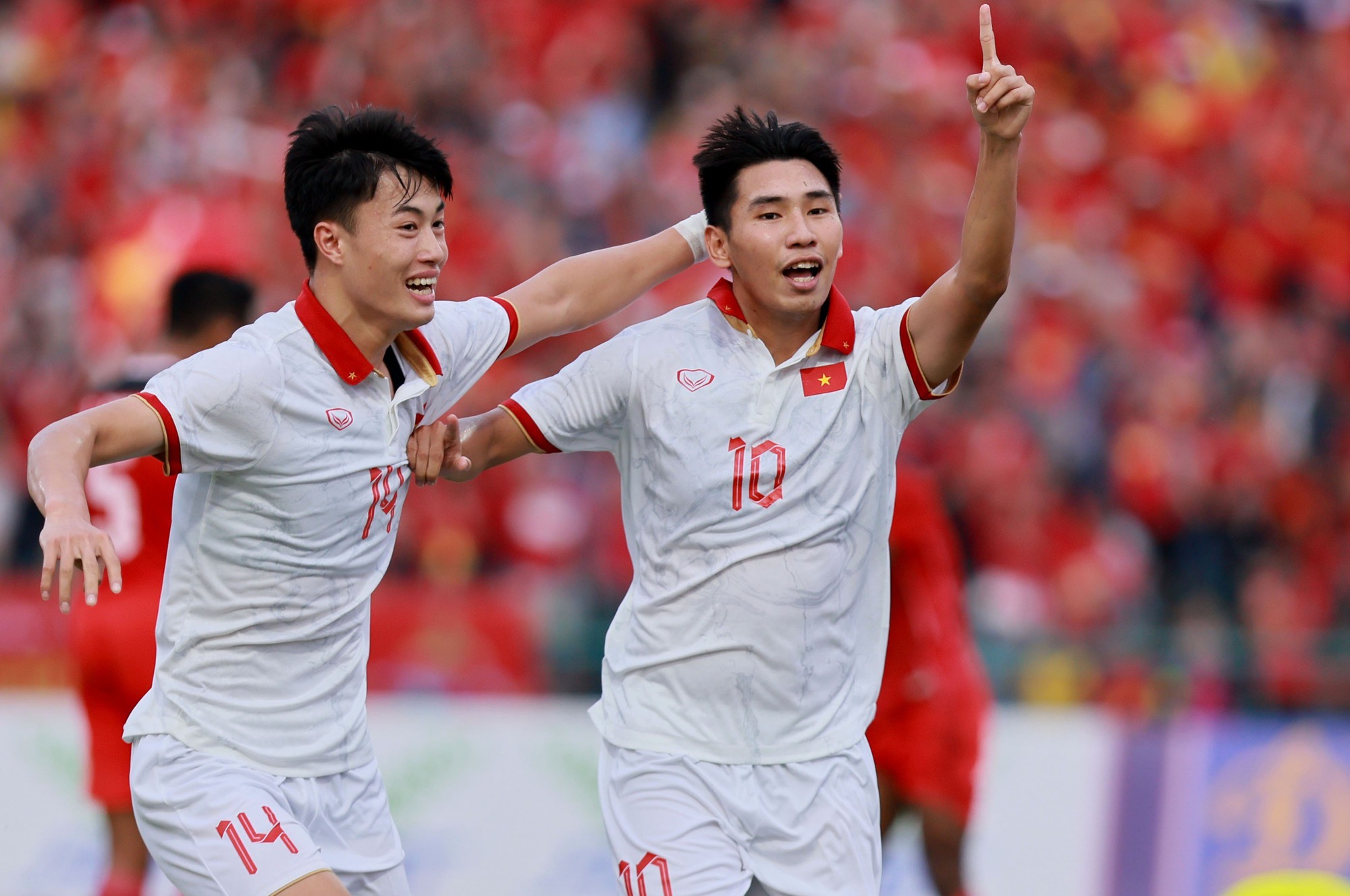 Xuân Tiến và Văn Trường sau bàn thắng gỡ hòa 2-2 vào lưới U.22 Indonesia