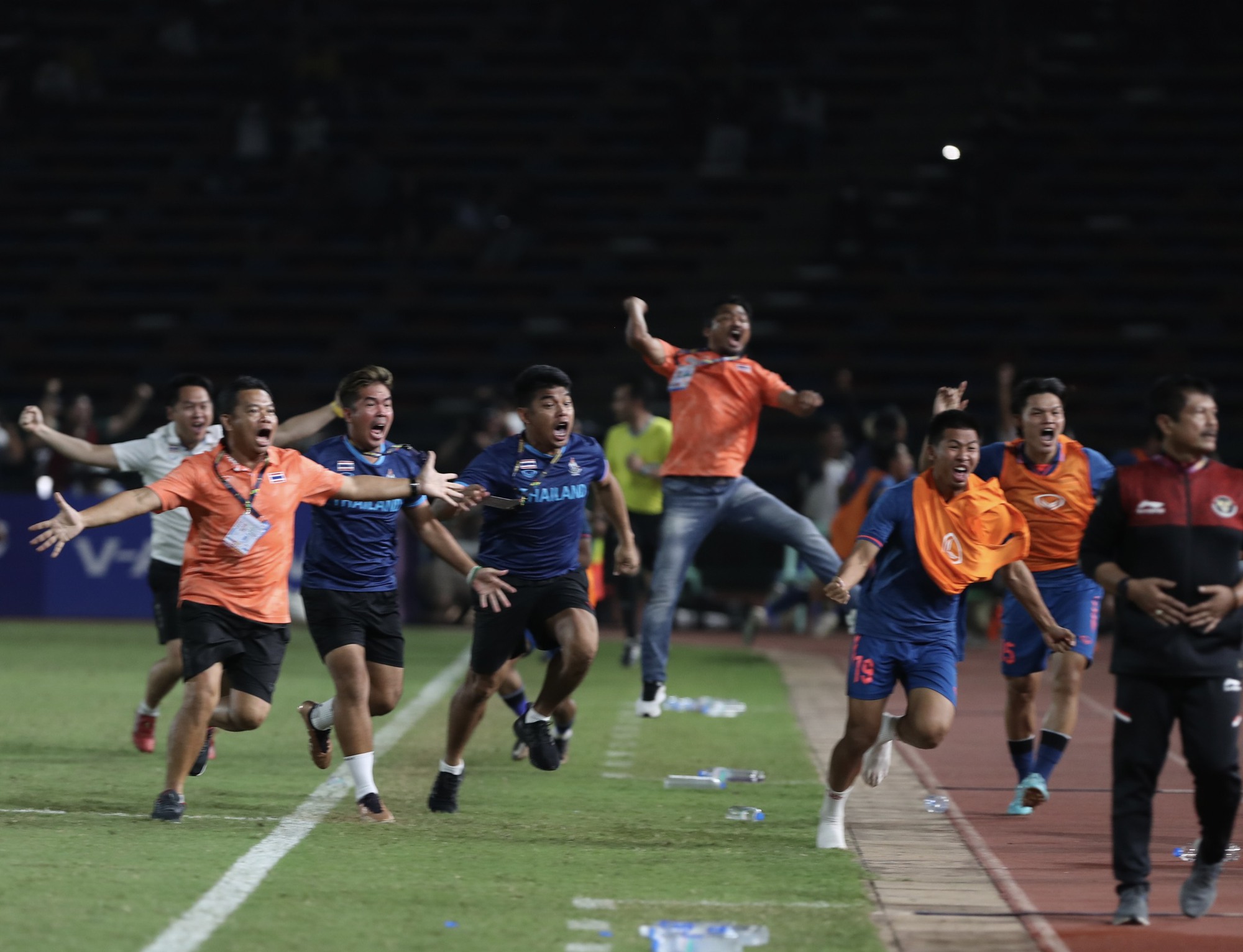 HLV của U.22 Thái Lan xin lỗi sau thất bại ở chung kết SEA Games 32 - Ảnh 1.