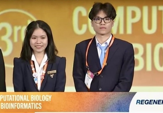 Mai Anh và Bình Giang, chủ nhân dự án giành giải ba của lĩnh vực Sinh học Điện toán và Tin sinh học. Ảnh: MOET