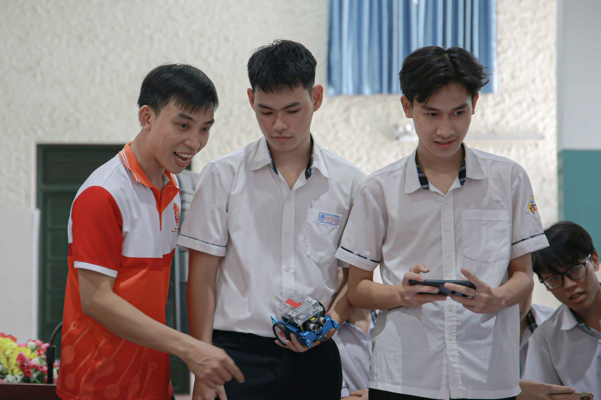 Học sinh Huế tham gia chế tạo tên lửa nước, lập trình robot - Ảnh 1.
