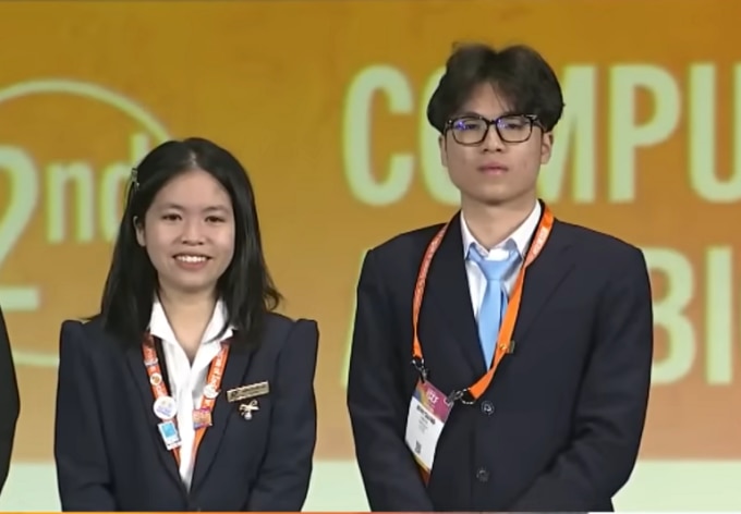 Mai Anh và Bình Giang, chủ nhân dự án giành giải ba của lĩnh vực Sinh học Điện toán và Tin sinh học. Ảnh chụp màn hình