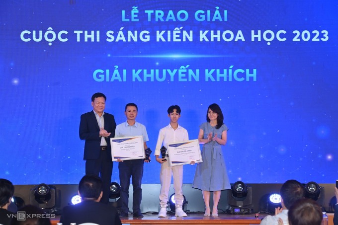 Học sinh Đinh Văn Trung (thứ ba, từ trái sang) nhận giải Khuyến khích. Ảnh: Giang Huy
