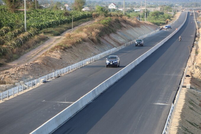Cao tốc Vĩnh Hảo - Phan Thiết tại đoạn qua xã Hàm Kiệm, huyện Hàm Thuận Nam sắp hoàn thành, tháng 4/2023. Ảnh: Việt Quốc