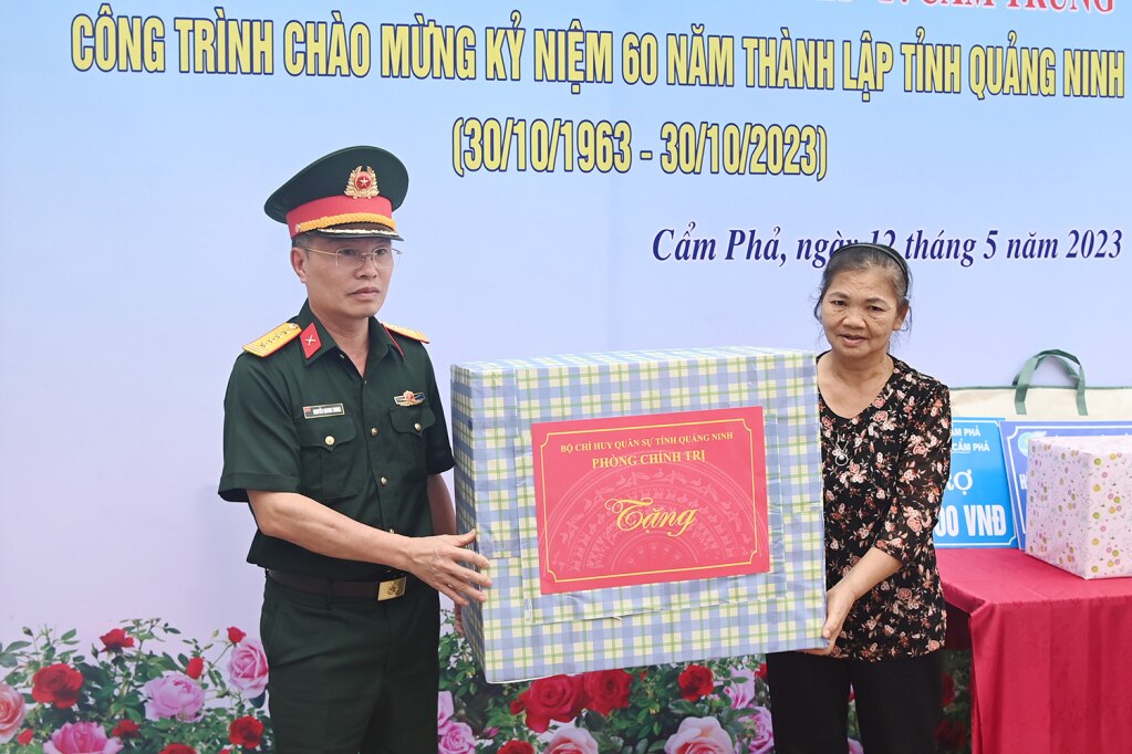 Đại tá Nguyễn Quang Trung, Phó Chủ nhiệm Chính trị Bộ CHQS tỉnh, tặng quà cho gia đình bà.